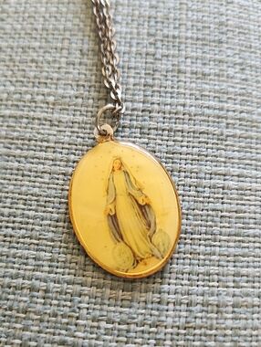 VINTAGE Gold-Tone Virgin Mary Oval Pendant Necklace in Cream and Blue